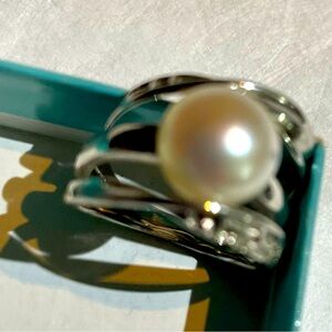 Vintage pearl ring in sterling silver setting, size 6/6.5 excellent condition